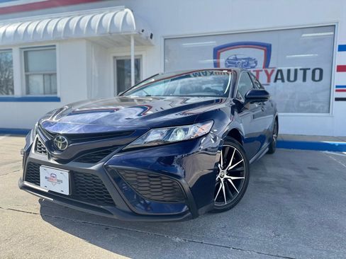 Used 2022 Toyota Camry SE image 3