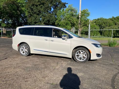 Used 2020 Chrysler Pacifica Limited FWD image 1