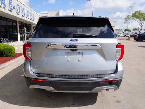 Used 2022 Ford Explorer XLT w/ Equipment Group 202A image 5