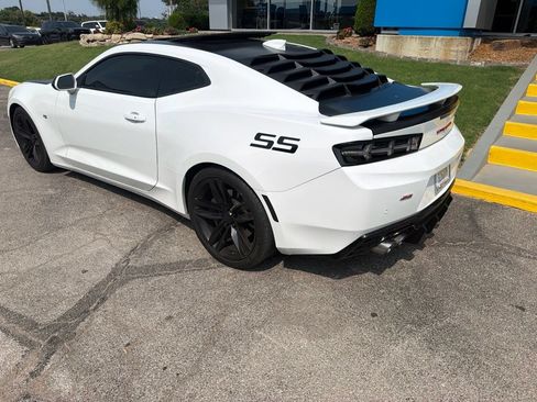 Used 2016 Chevrolet Camaro SS RWD image 2