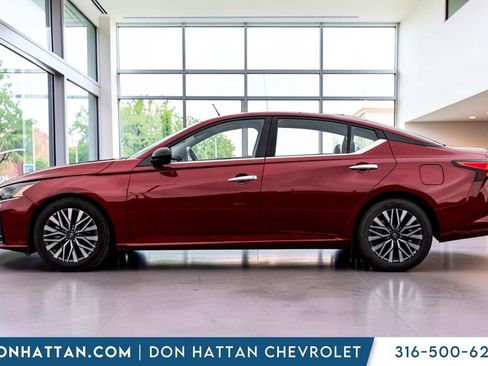 Used 2025 Nissan Altima 2.5 SV FWD image 2