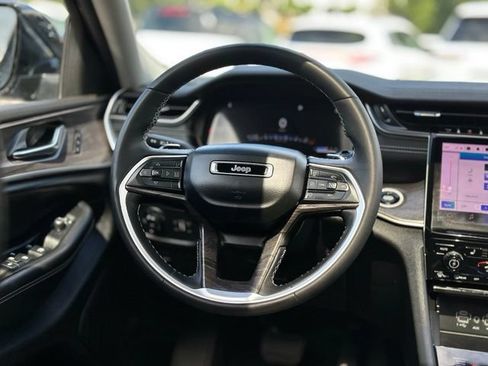 Used 2023 Jeep Grand Cherokee L Limited AWD/4WD image 18