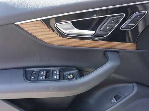 Used 2017 Audi Q7 3.0T Prestige image 3