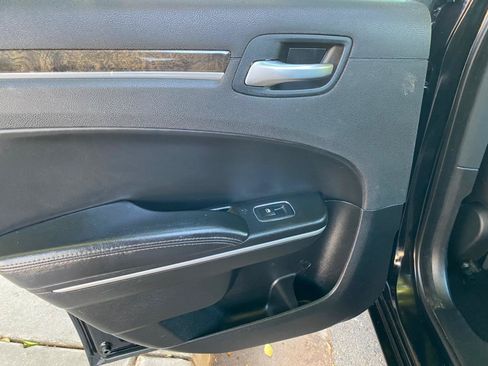 Used 2019 Chrysler 300 Limited AWD/4WD image 37