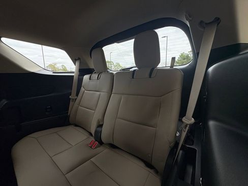 Used 2022 Ford Explorer XLT w/ Equipment Group 202A image 5