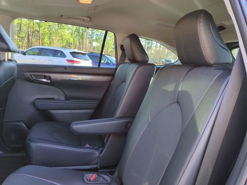 Used 2022 Toyota Highlander Limited image 30