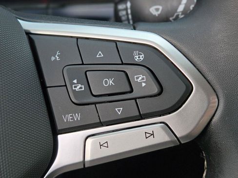 Used 2023 Volkswagen Taos SE w/ Panoramic Sunroof Package FWD image 30