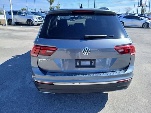 Used 2021 Volkswagen Tiguan SE w/ Panoramic Sunroof Package image 5