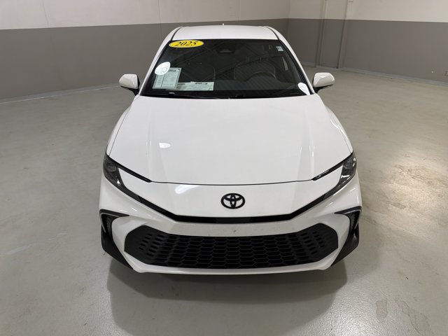 Used 2025 Toyota Camry SE w/ Convenience Package FWD image 3