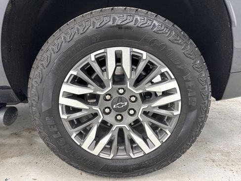 Used 2025 Chevrolet Suburban Z71 w/ Comfort Package image 40