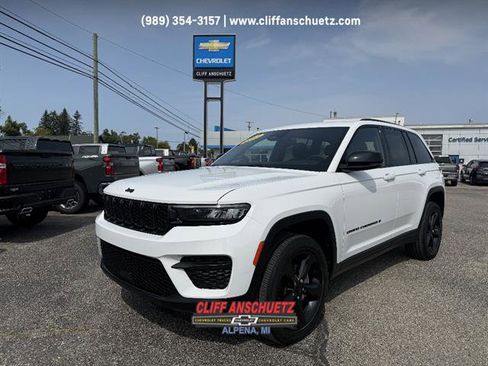 Used 2023 Jeep Grand Cherokee Altitude AWD/4WD image 1