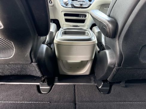 Used 2018 Chrysler Pacifica Touring-L w/ Tire & Wheel Group FWD image 20