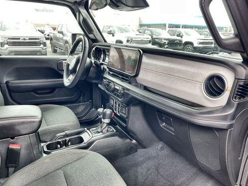 Used 2025 Jeep Wrangler Unlimited Sahara AWD/4WD image 30