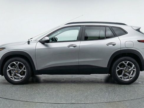 Used 2025 Chevrolet Trax LT FWD image 5