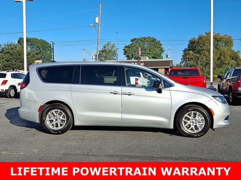 Used 2024 Chrysler Voyager LX image 8
