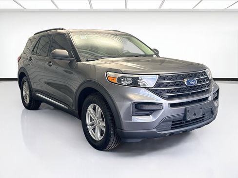 Used 2022 Ford Explorer XLT image 3