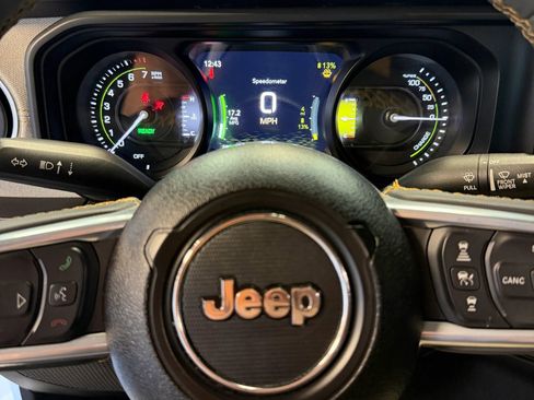 Used 2024 Jeep Wrangler Unlimited Sahara image 11