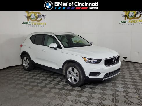 Used 2019 Volvo XC40 T5 Momentum image 1