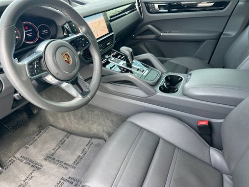 Certified 2023 Porsche Cayenne image 4