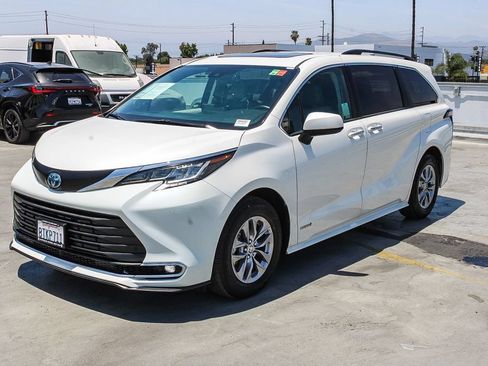 Used 2021 Toyota Sienna XLE w/ XLE Plus Package FWD image 4