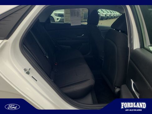 Used 2022 Hyundai Elantra SE FWD image 18