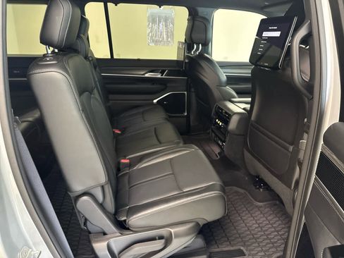 Used 2024 Jeep Wagoneer L Series III w/ Premium Group I AWD/4WD image 17
