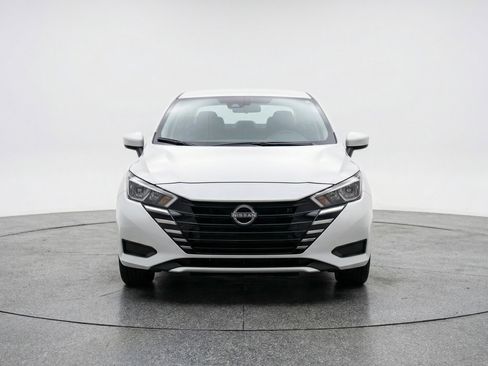 Used 2025 Nissan Versa SV image 2