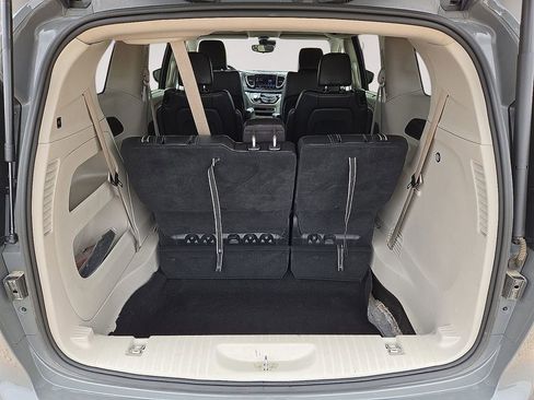 Used 2023 Chrysler Pacifica Touring-L FWD image 13