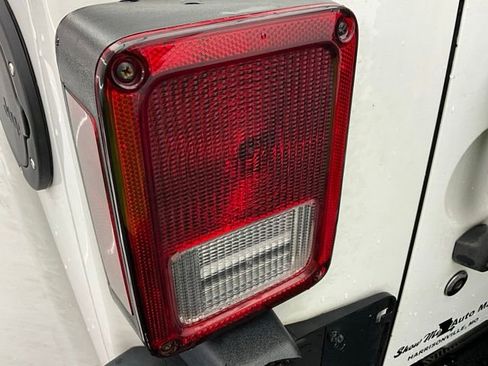 Used 2017 Jeep Wrangler Unlimited Sahara AWD/4WD image 18