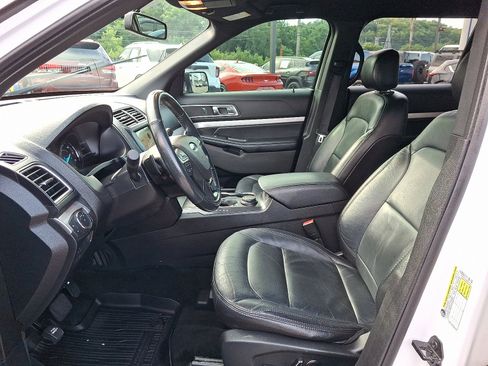 Used 2017 Ford Explorer XLT w/ Equipment Group 202A AWD/4WD image 14