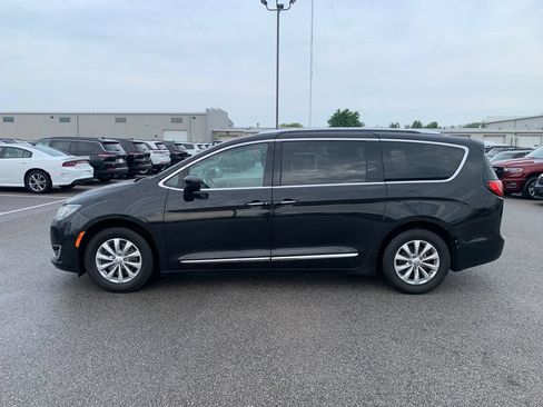 Used 2018 Chrysler Pacifica Touring-L FWD image 22