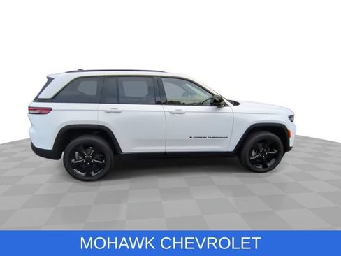 Used 2023 Jeep Grand Cherokee Altitude AWD/4WD image 9