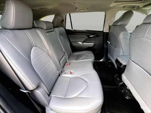 Used 2023 Toyota Highlander XLE FWD image 21
