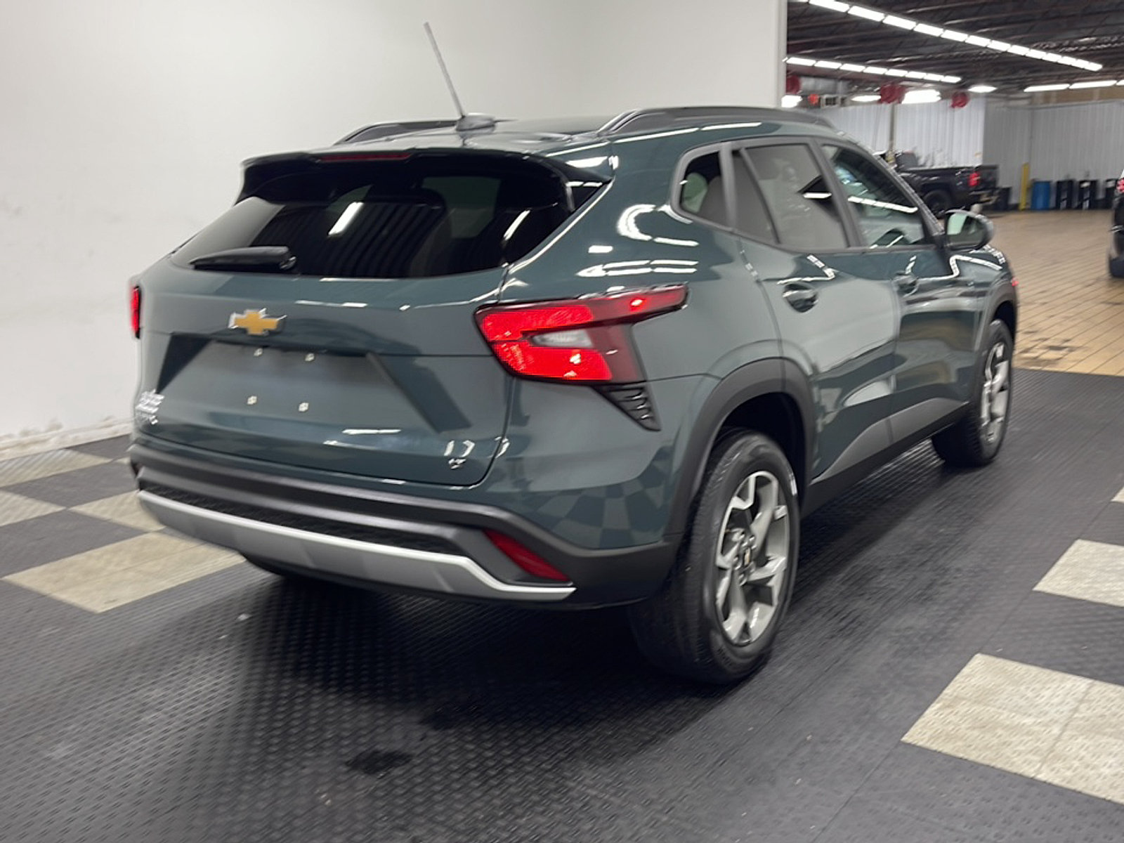 Used 2025 Chevrolet Trax LT FWD image 18
