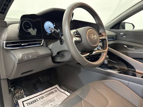 Used 2025 Hyundai Elantra SEL FWD image 28