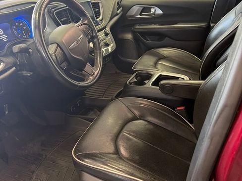 Used 2020 Chrysler Pacifica Limited w/ Advanced Safetytec Group FWD image 2