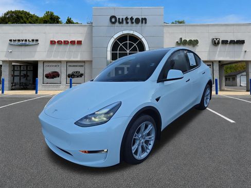 Used 2023 Tesla Model Y AWD image 8