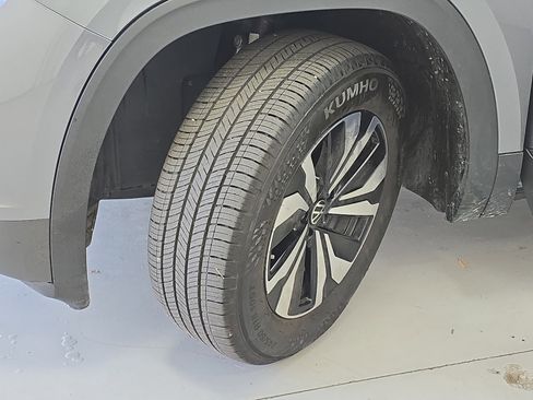 Used 2024 Volkswagen Atlas SE image 32