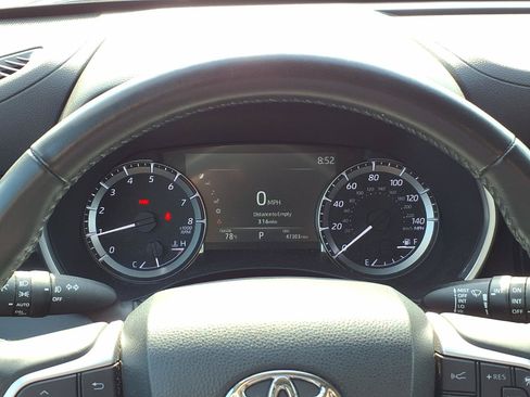 Used 2023 Toyota Highlander XLE FWD image 17