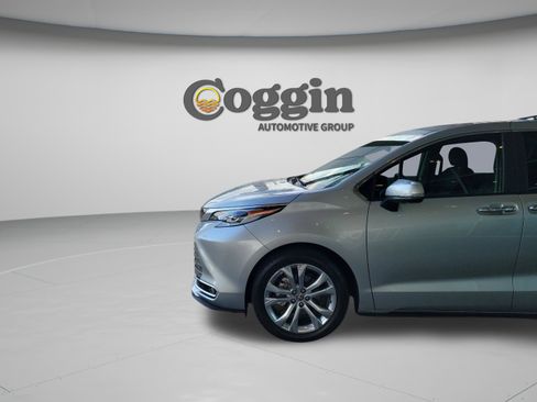Used 2023 Toyota Sienna Platinum FWD image 28