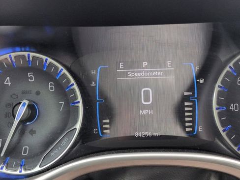 Used 2017 Chrysler Pacifica Touring w/ Tire & Wheel Group FWD image 9