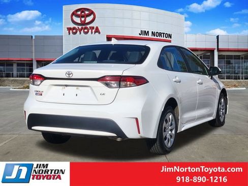 Used 2021 Toyota Corolla LE image 6