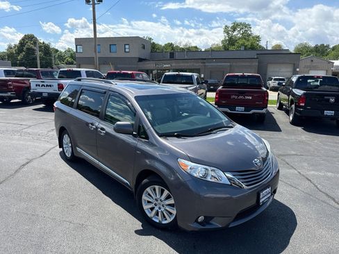 Used 2016 Toyota Sienna XLE w/ XLE Navigation Package AWD/4WD image 12