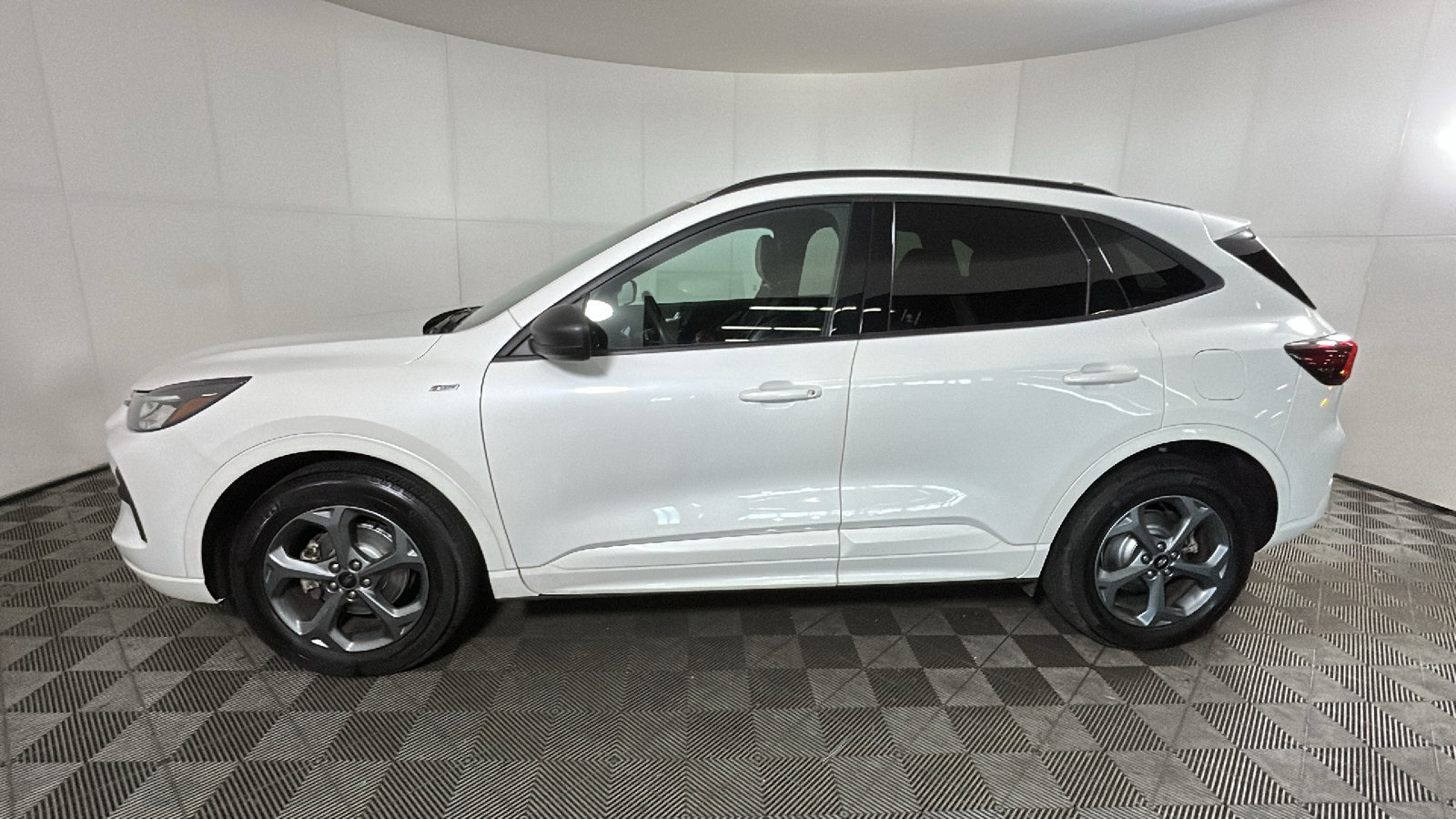 Used 2023 Ford Escape ST-Line w/ Tech Pack #1 AWD/4WD image 6