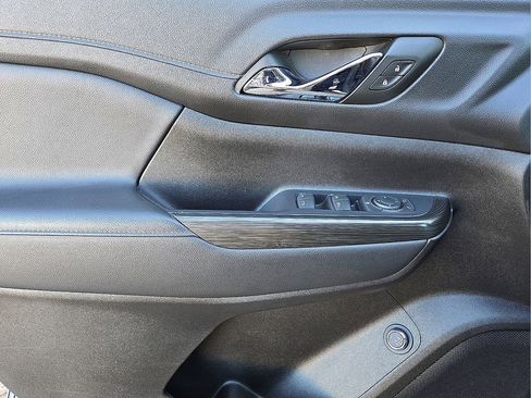 Used 2023 GMC Acadia SLT image 22