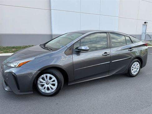 Used 2021 Toyota Prius FWD image 2