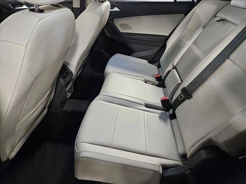 Used 2021 Volkswagen Tiguan SE w/ Panoramic Sunroof Package FWD image 17