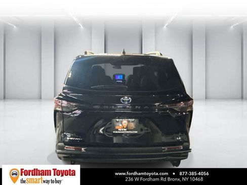 Used 2025 Toyota Sienna LE AWD/4WD image 6