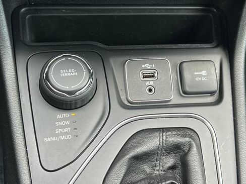 Used 2019 Jeep Cherokee Latitude Plus AWD/4WD image 27