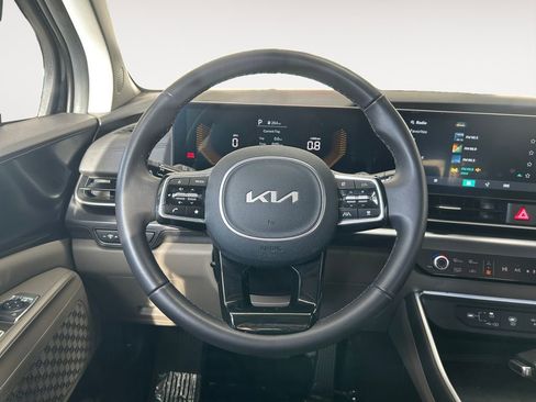 Used 2025 Kia Carnival FWD image 14